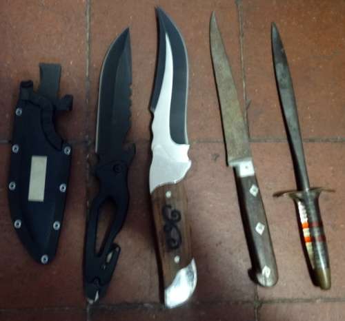 Various Knives on Auction.One bid takes all