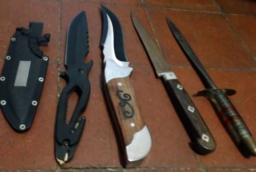 Various Knives on Auction.One bid takes all