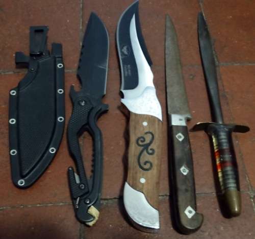 Various Knives on Auction.One bid takes all