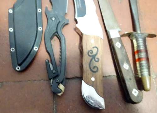 Various Knives on Auction.One bid takes all
