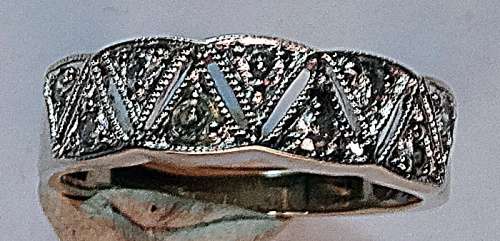 18ct White Gold Engagement Ring with 9 Diamonds Set i n White Gold