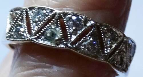 18ct White Gold Engagement Ring with 9 Diamonds Set i n White Gold