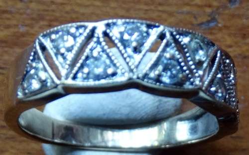 18ct White Gold Engagement Ring with 9 Diamonds Set i n White Gold