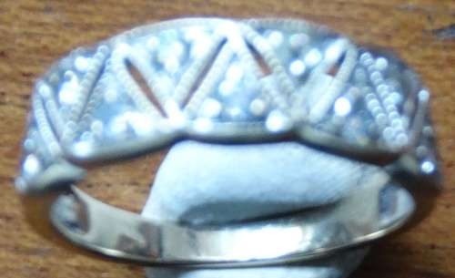 18ct White Gold Engagement Ring with 9 Diamonds Set i n White Gold