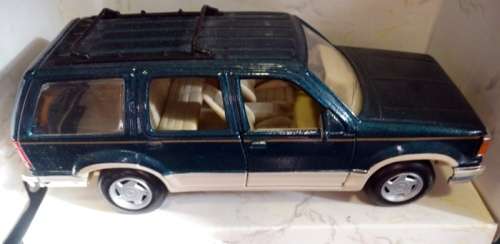 Maisto Ford Explorer 1/24 Scale
