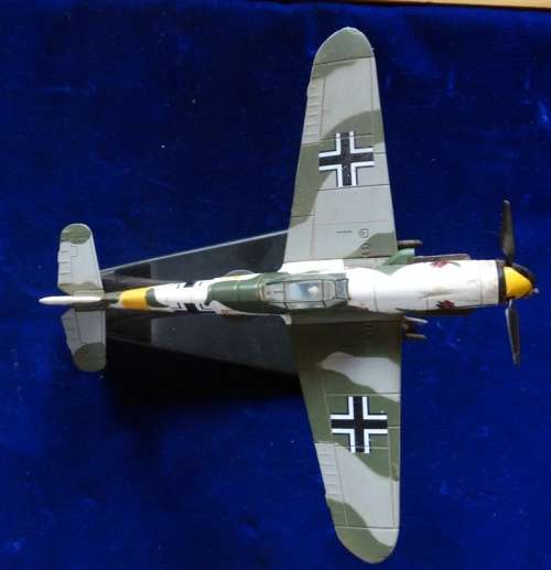 ##1942  Germany Messerschmitt Bf109F-4 on stand  ## 1;72