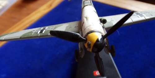 ##1942  Germany Messerschmitt Bf109F-4 on stand  ## 1;72