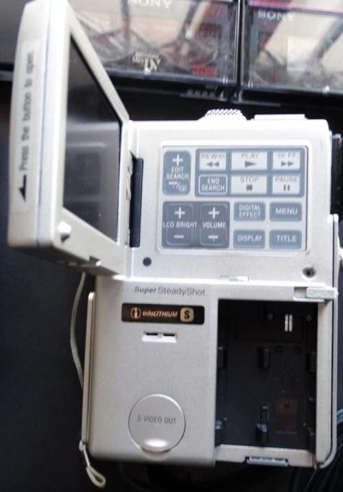 Sony DCR-PC1E Handy cam with box and accessories. Works 100%