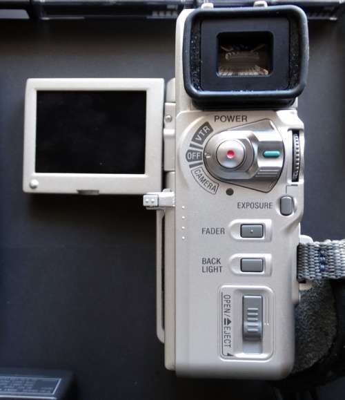 Sony DCR-PC1E Handy cam with box and accessories. Works 100%