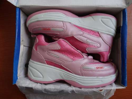 2 in 1 Wheelie Shoes Color Pink. Fits 5 -7 year old Size 3