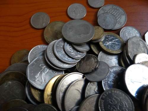 MIxture of over 1kg of world coins. no SA or Copper coins (A)