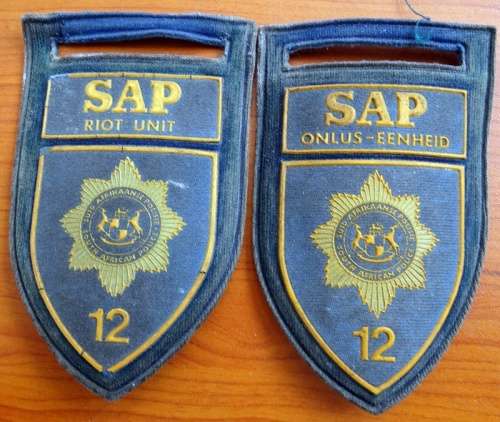 SAP Onlus-Enheid /Riot Unit 12 .Pair of Tuppers. Pins intact.