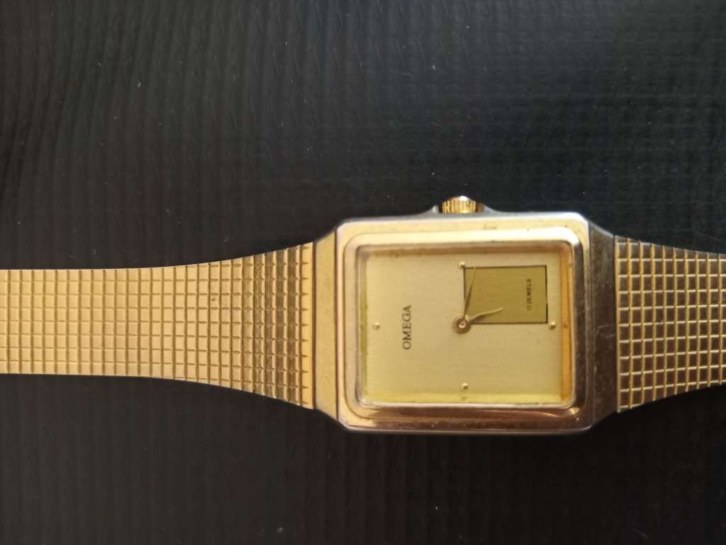 Omega 17 Jewels mens wristwatch for Restoration or Parts. 2.5cm x 3.5cm