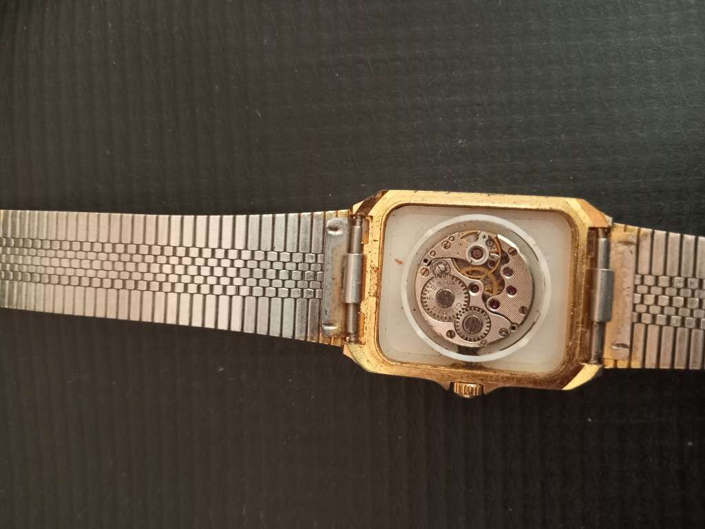 Omega 17 Jewels mens wristwatch for Restoration or Parts. 2.5cm x 3.5cm