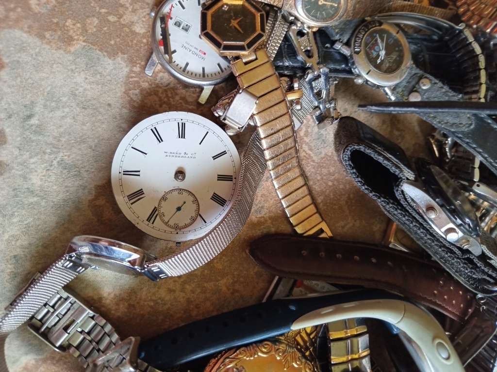 Branded Men`s Wrist watch. not working (check)