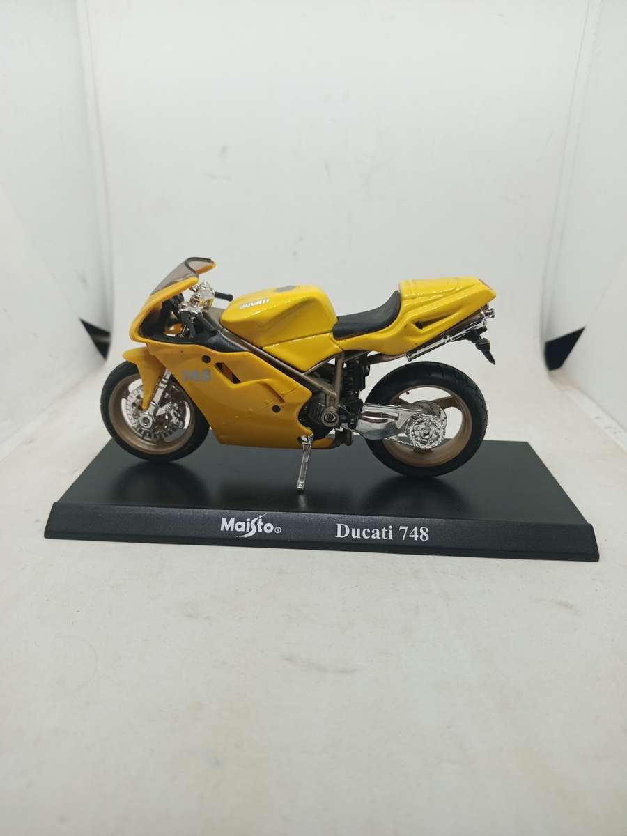 Maisto Ducati 748 Die cast Motorbike