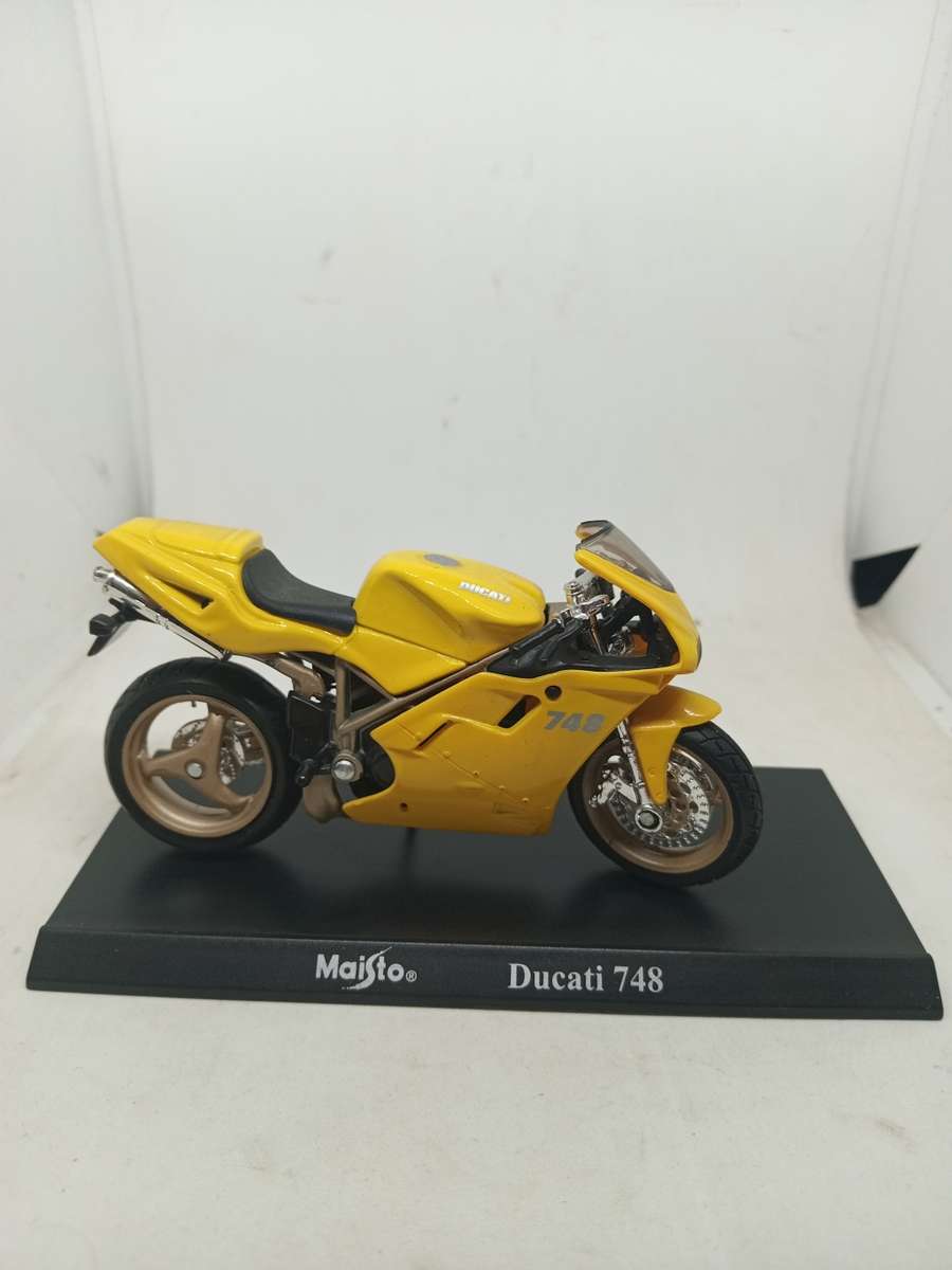 Maisto Ducati 748 Die cast Motorbike