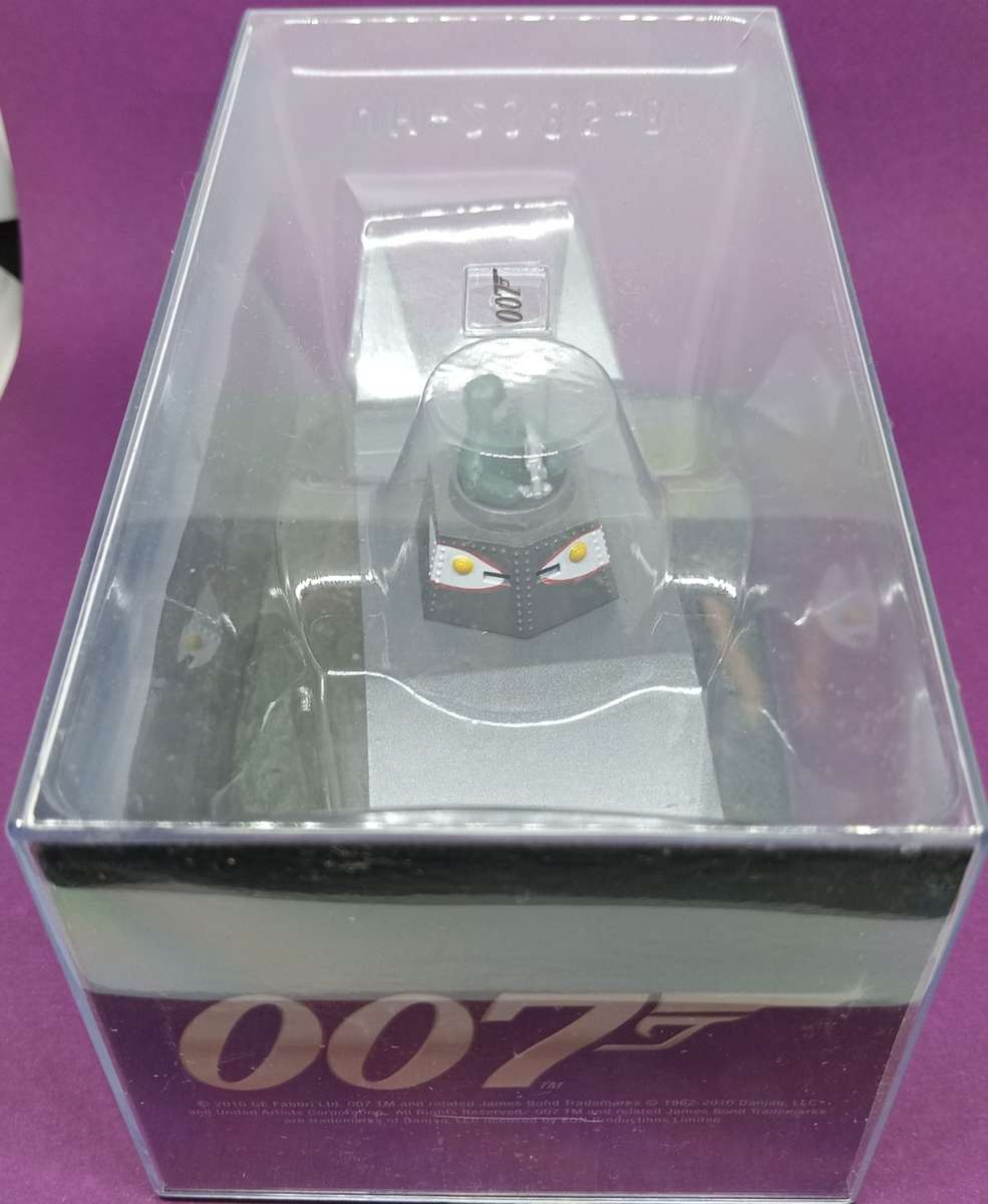 007 Dragon Tank DR No  - scale 1/43. Sealed