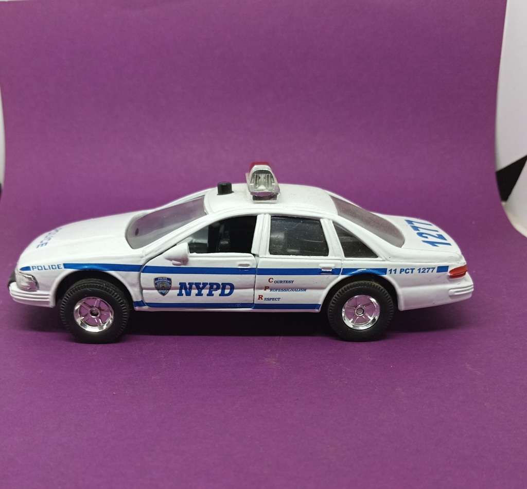 Official NYC Police Car - 2000 - Scale 1/43