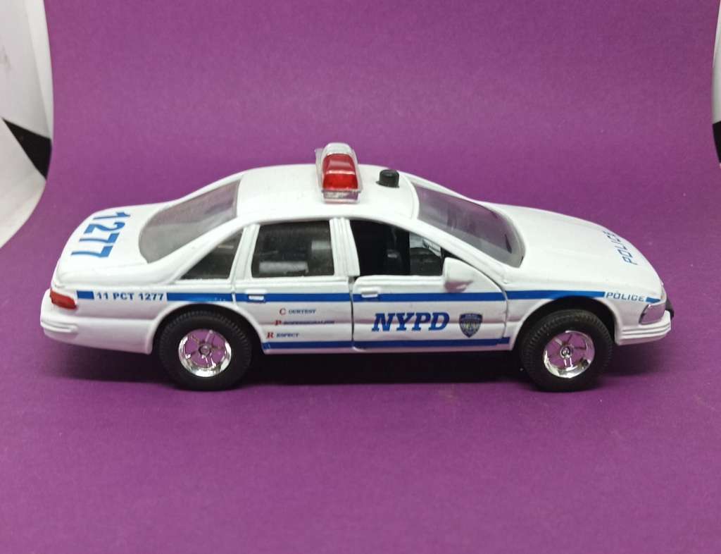 Official NYC Police Car - 2000 - Scale 1/43