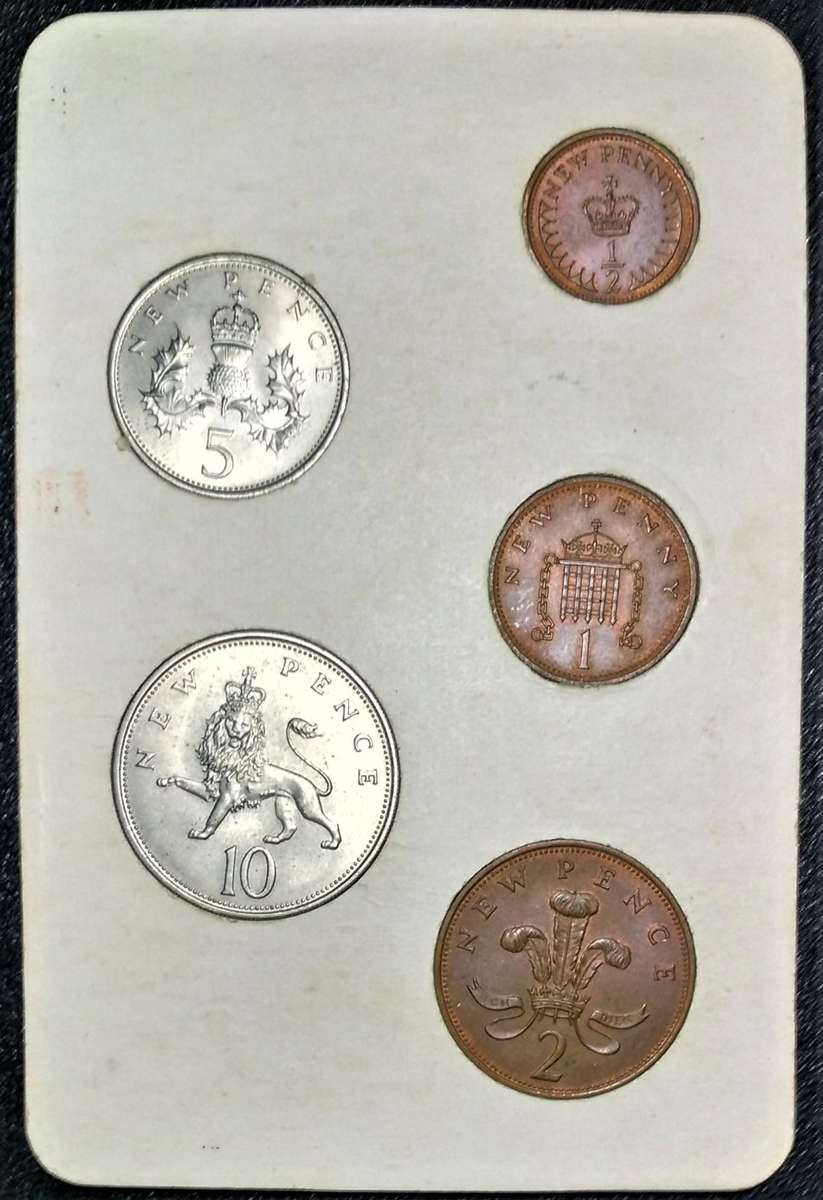 1968 BRITAINS FIRST DECIMAL COIN SET, 5 COINS 10p TO ½p, IN FOLDER OF ISSUE BU