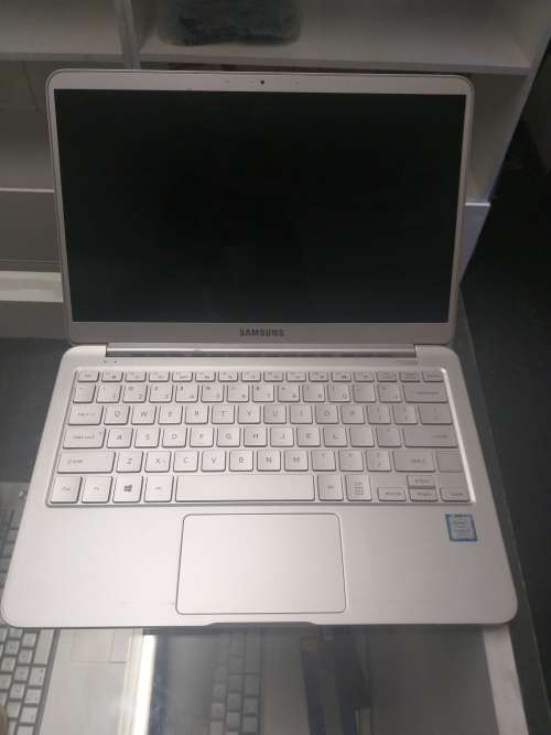Samsung NP900x3N** Core i5 **8gramNO SSD** NO CHARGER** MOTHERBOARD** ON BUT NO DISPLAY