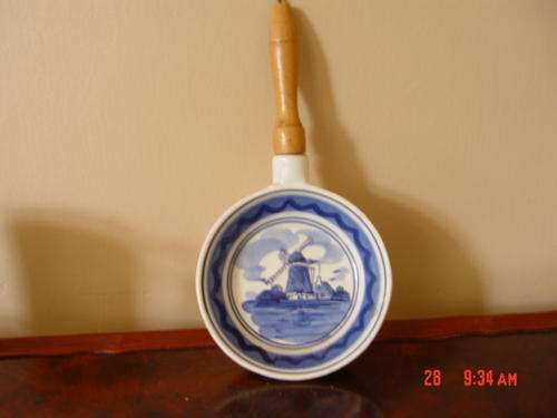 Delft Hand painted Blauw Frying Pan with Wooden Handle from Holland