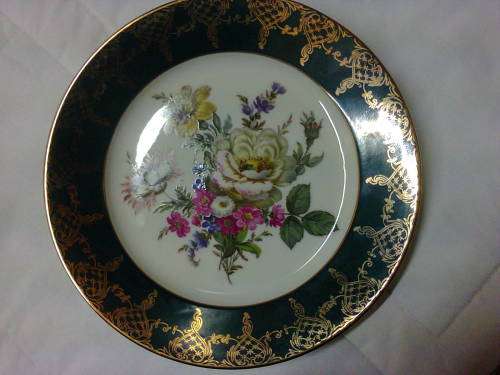 GLORIA FINE PORCELAIN PLATE GREEN AND GOLD  21 CM DIAMETER