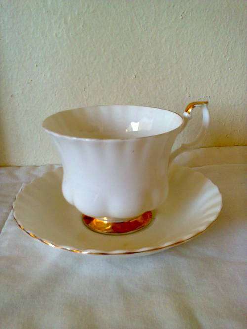 ROYAL ALBERT BONE CHINA 17 PIECE TEA SET