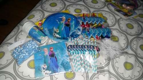 Frozen party set for 10: Plates, cups,serviettes,blowouts, straws, balloons & FREE SNOWFLAKES