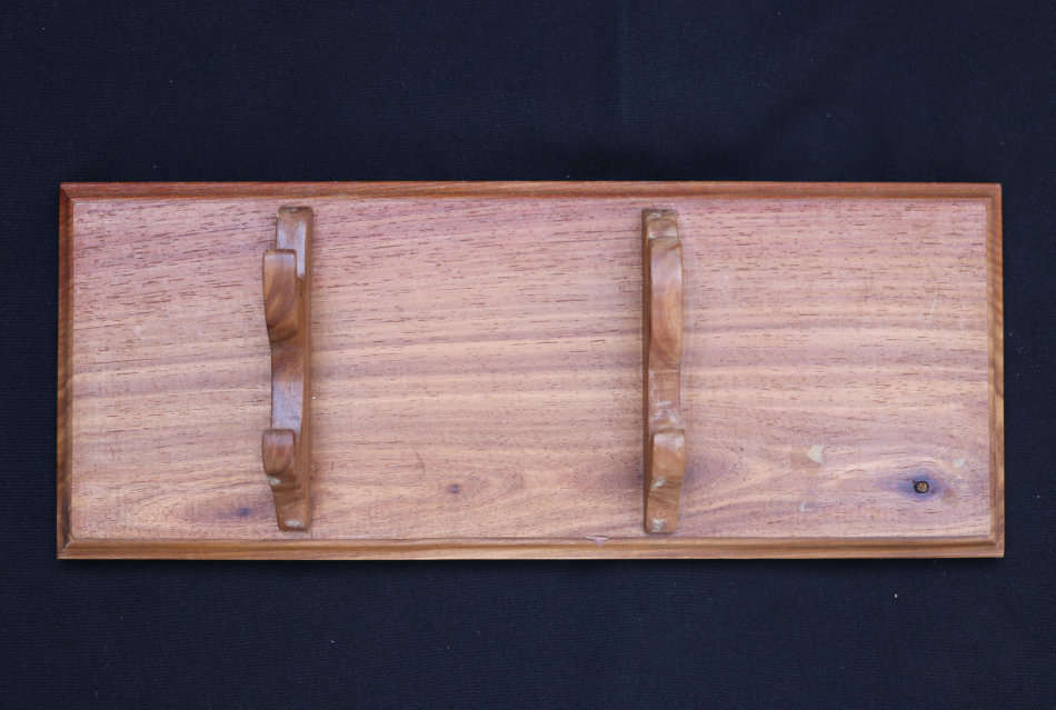 Wooden display stand for South African R1 bayonet (bayonet top / scabbard bottom)