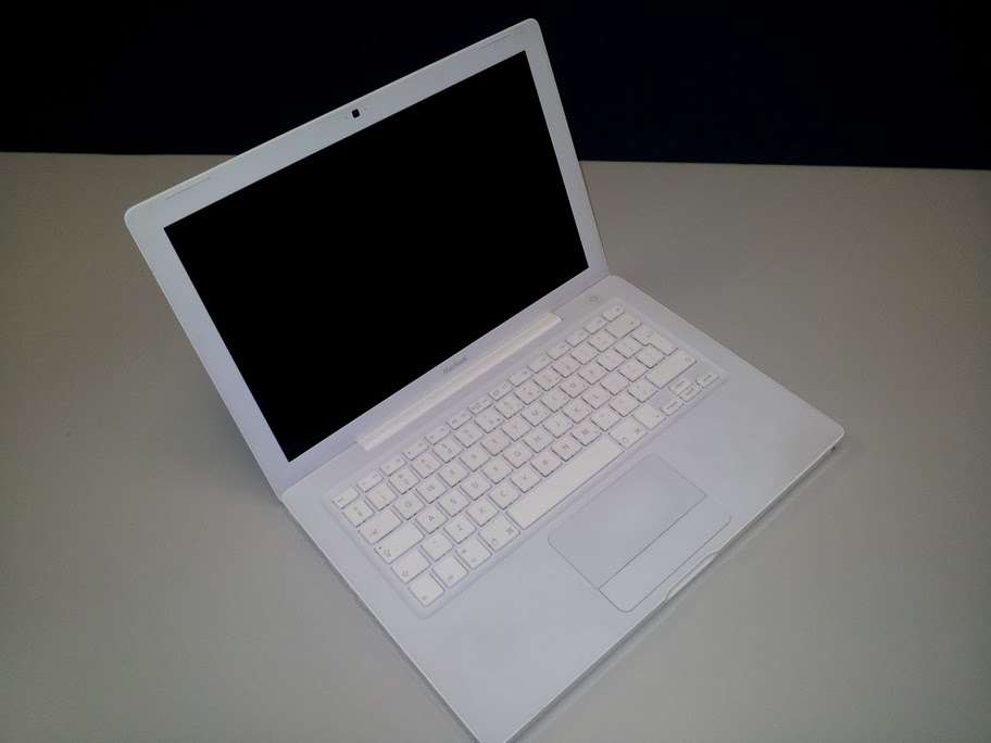 15 inch MacBook Pro White