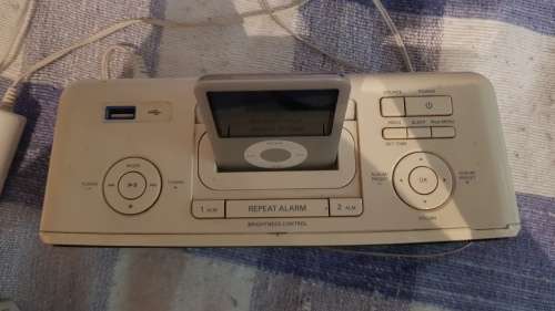 Philips DC 200/12 IPOD Docking Station with USB, AUX and Radio, IPOD Nano included