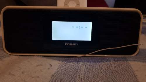 Philips DC 200/12 IPOD Docking Station with USB, AUX and Radio, IPOD Nano included