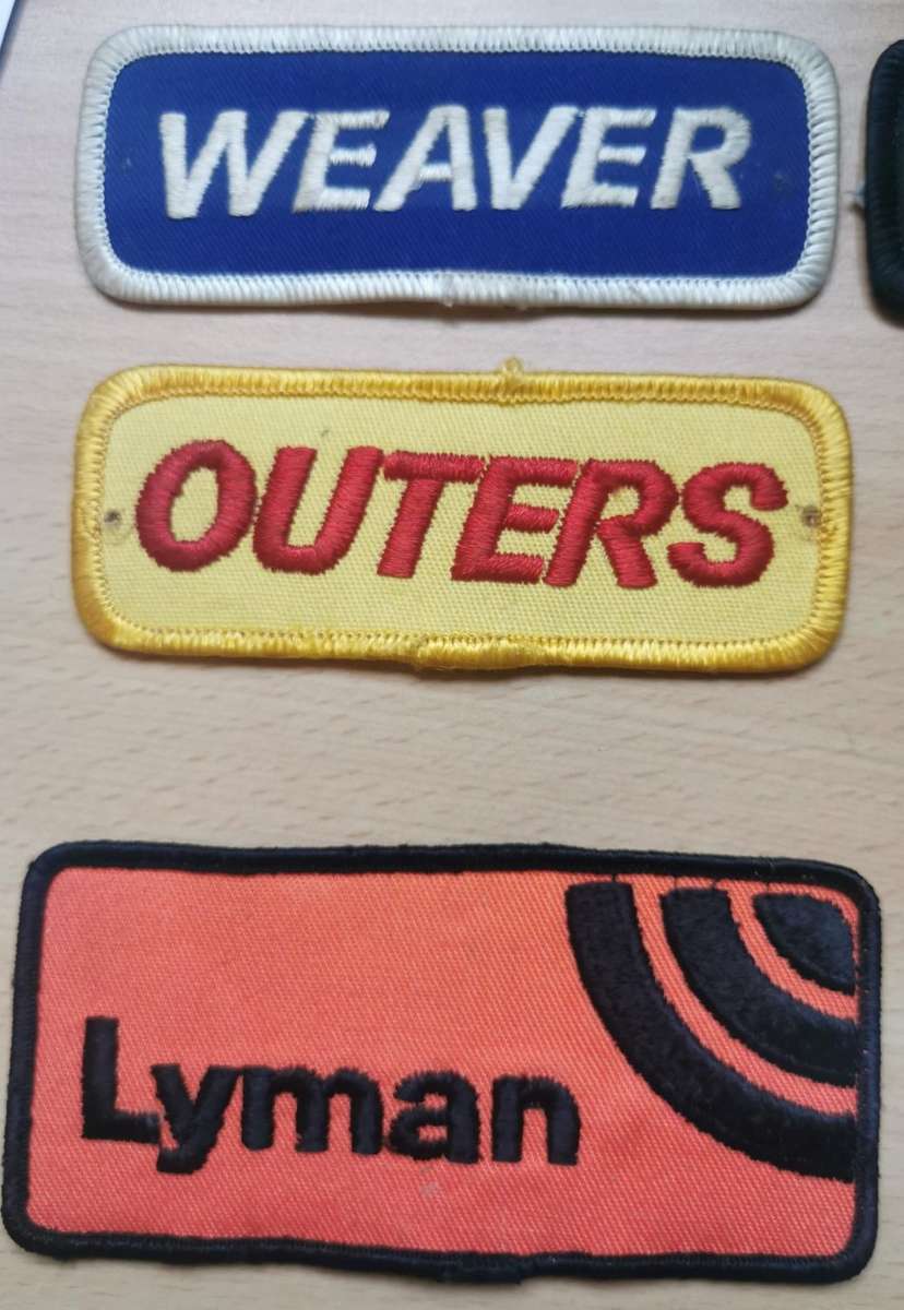 Great lot of 8 vintage badges related to arms and ammunition - most embroidered