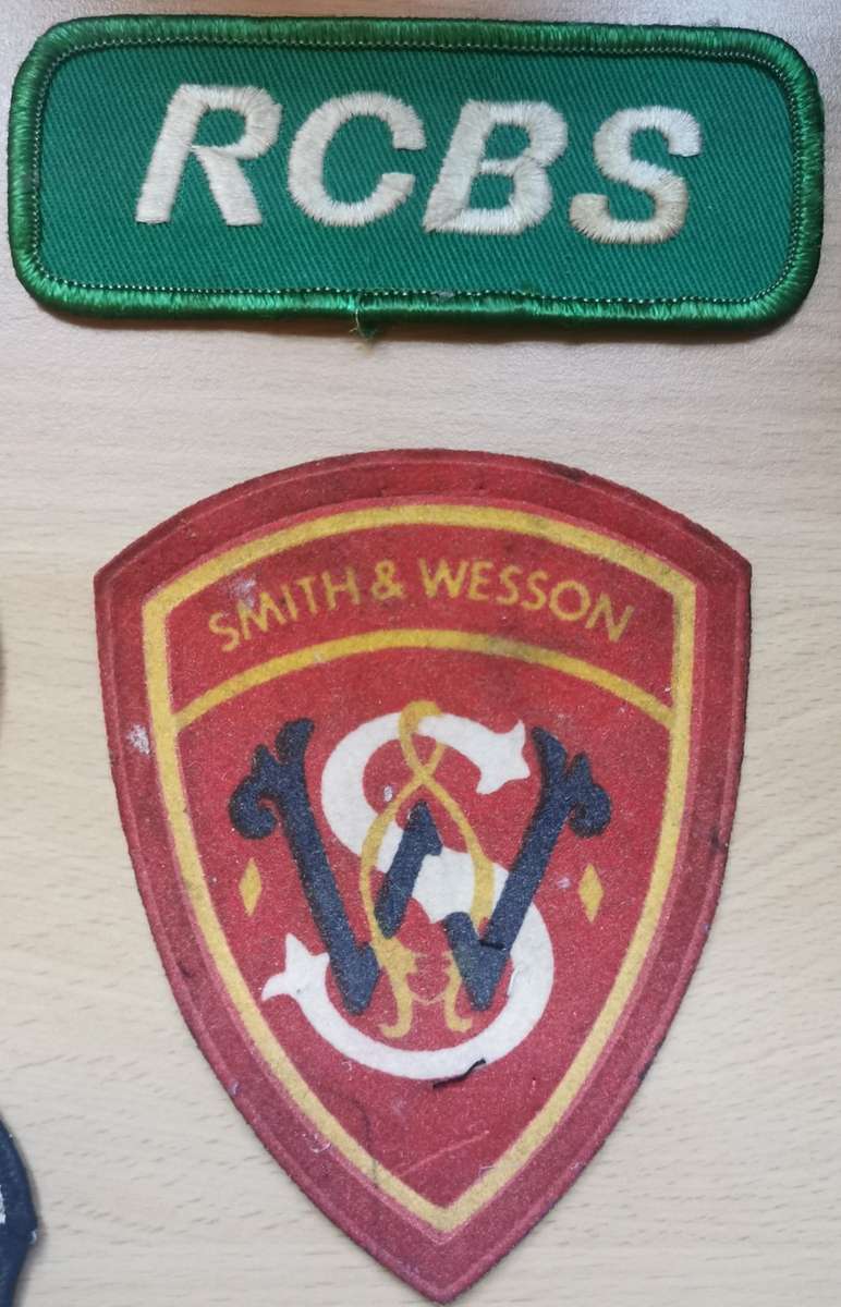 Great lot of 8 vintage badges related to arms and ammunition - most embroidered