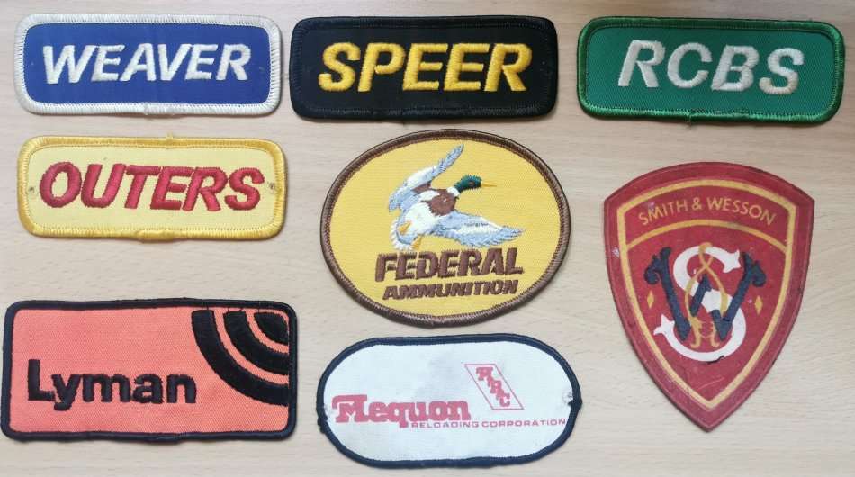 Great lot of 8 vintage badges related to arms and ammunition - most embroidered