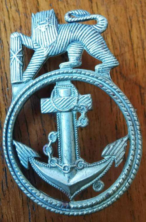 SA Dockyard Police cap badge (CO2527) plus 4 buttons