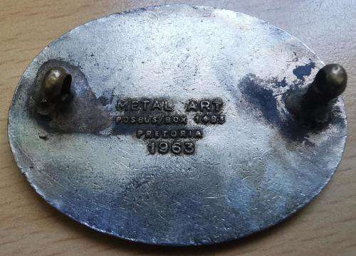 SA Railways 1963 enamelled Senior Bedding Attendant / Beddegoedbediende badge - 54