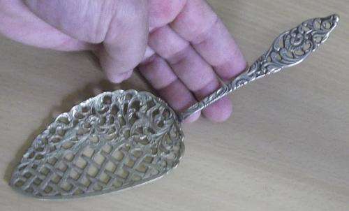 Pretty cake lifter with bird design - as per photo