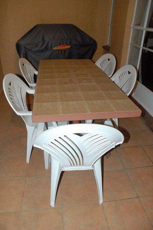 Outdoor solid tiled table