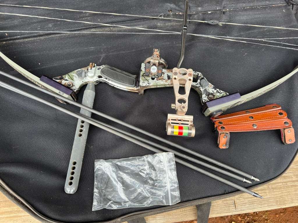 Martin Archery Compound Bow /w Carry Bag and extras
