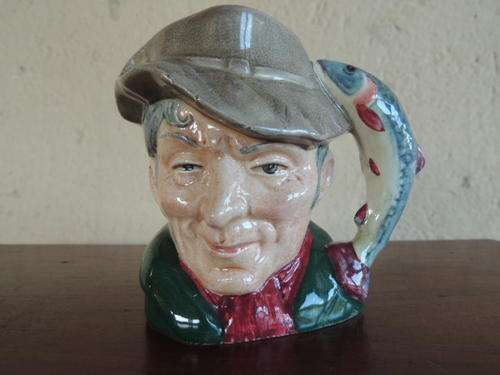 ROYAL DOULTON CHARACTER JUG (10 cm TALL) - THE POACHER