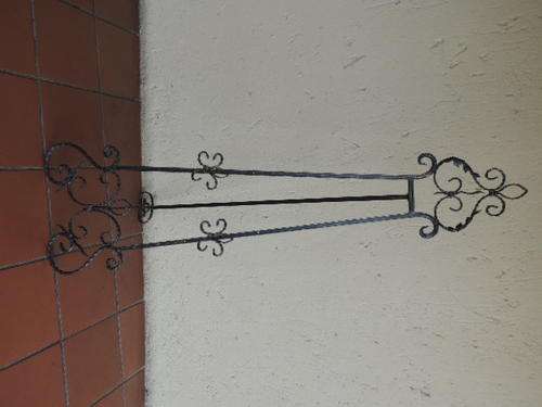 BEAUTIFUL LARGE EASEL - PERFECT FOR DISPLAYING YOUR PRIZED PAINTING