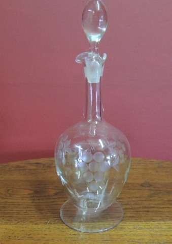 GRAPE PATTERN CARAFE