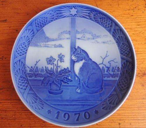 ROYAL COPENHAGEN CHRISTMAS PLATE 1970 - " CHRISTMAS ROSE AND CAT "