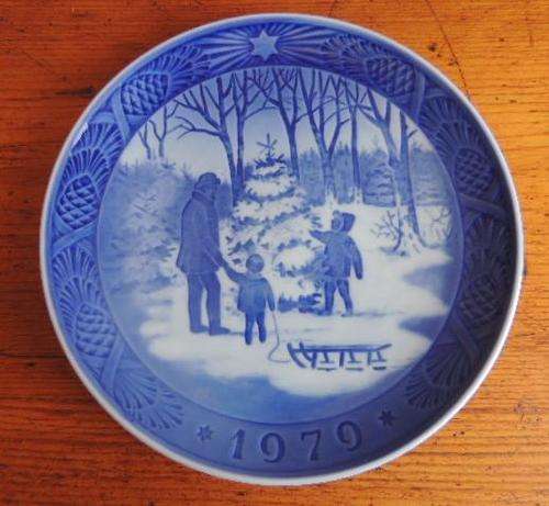 ROYAL COPENHAGEN CHRISTMAS PLATE 1979 - " CHOOSING THE CHRISTMAS TREE "