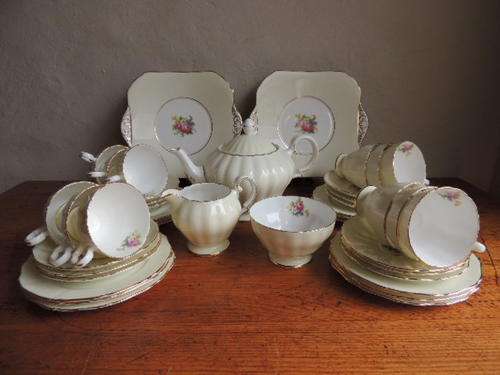 TEA SET GROSVENOR 12 PLACE SETTING WITH TEA POT (40 PIECE)