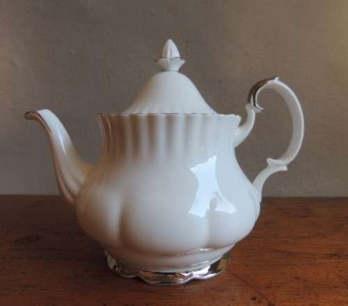 ROYAL ALBERT TEAPOT " CHANTILLY " - (Reduced)