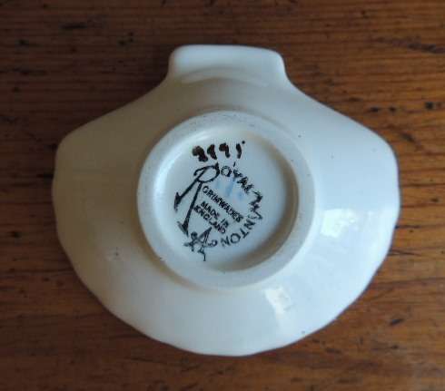 ROYAL WINTON CHINTZ CLAM SHAPE DISH - "QUEEN ANNE"